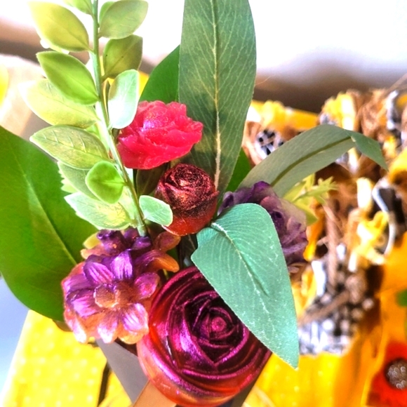 🎁🎉💐Handcrafted🎀 Women's Vegan Soap Bouquet🫧 - Picture 3 of 16